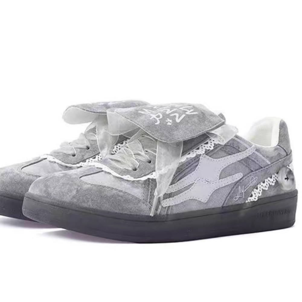 Retro Training Sneaker. New viral shoe super cute. Cool box & 2 pair of laces.